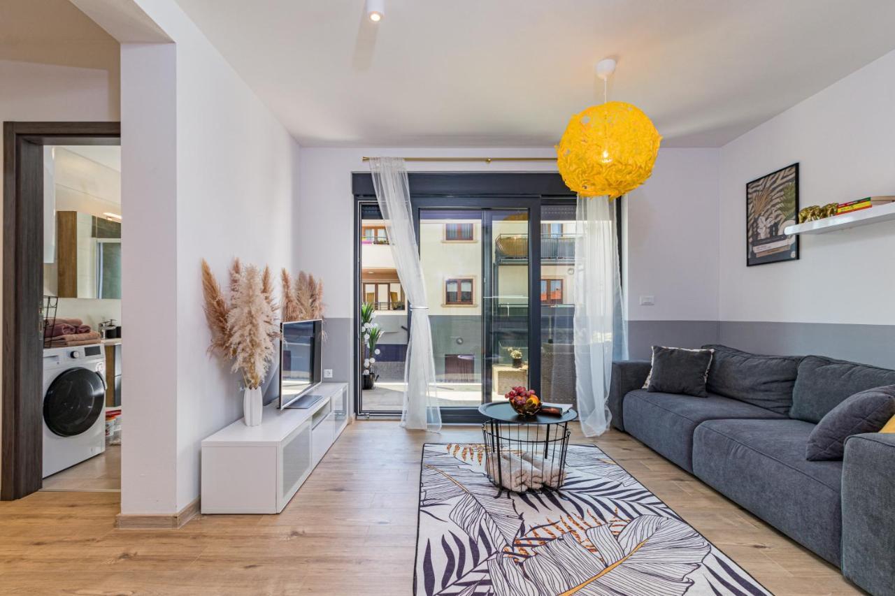 Apartment M****, New City Apartment + Parking Pula Exterior photo