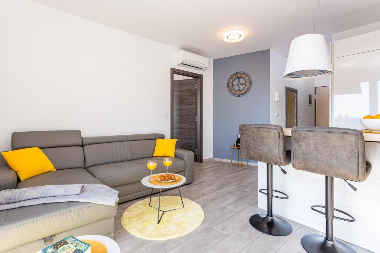 Apartment M****, New City Apartment + Parking Pula Exterior photo